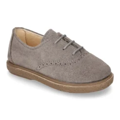 Zapato tipo BLUCHER con cordones y picados en piel serraje.