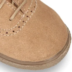Zapato tipo BLUCHER con cordones y picados en piel serraje.