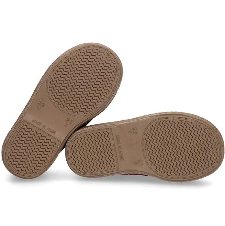 Zapato tipo BLUCHER con cordones y picados en piel serraje.