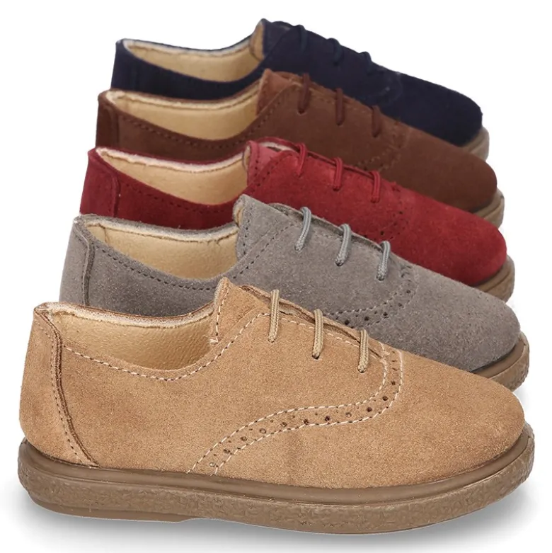 Zapato tipo BLUCHER con cordones y picados en piel serraje.