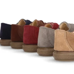 Zapato tipo BLUCHER con cordones y picados en piel serraje.