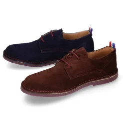 Zapato tipo blucher con cordones, suela y cosidos a contraste en serraje.