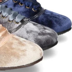 Zapato tipo Blucher con lazos en TERCIOPELO NACARADO.