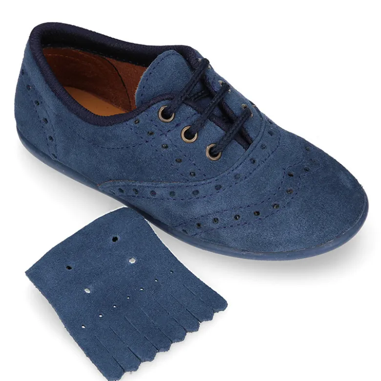 Zapato tipo Blucher con lengüeta con flecos y picados en serraje.
