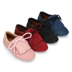 Zapato tipo Blucher con lengüeta con flecos y picados en serraje.