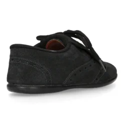 Zapato tipo Blucher con lengüeta con flecos y picados en serraje.