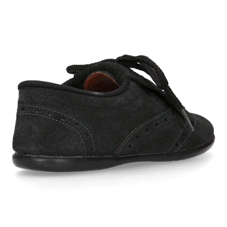 Zapato tipo Blucher con lengüeta con flecos y picados en serraje.