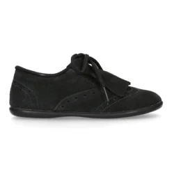 Zapato tipo Blucher con lengüeta con flecos y picados en serraje.
