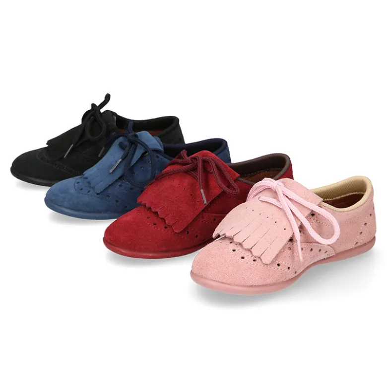 Zapato tipo Blucher con lengüeta con flecos y picados en serraje.