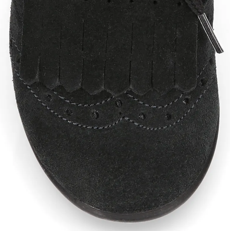 Zapato tipo Blucher con lengüeta con flecos y picados en serraje.