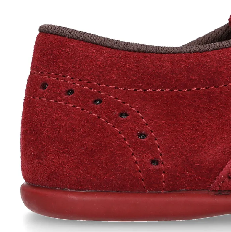 Zapato tipo Blucher con lengüeta con flecos y picados en serraje.