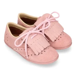 Zapato tipo Blucher con lengüeta con flecos y picados en serraje.