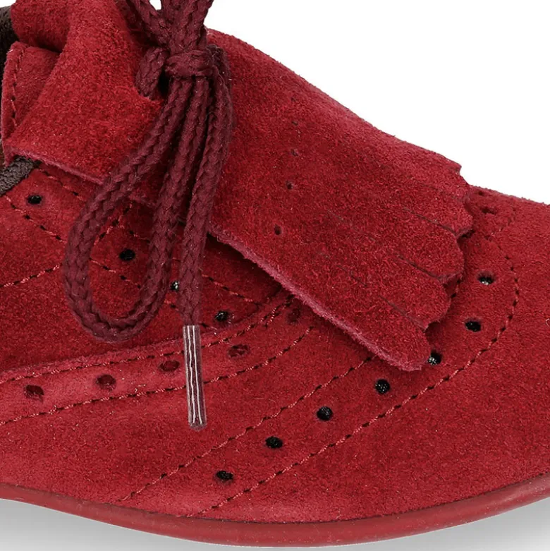Zapato tipo Blucher con lengüeta con flecos y picados en serraje.