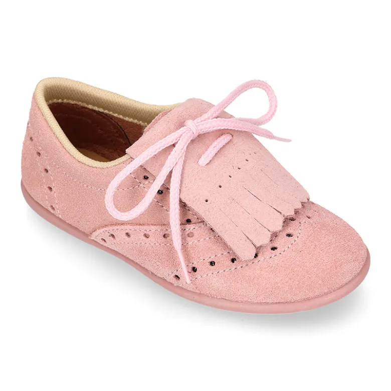 Zapato tipo Blucher con lengüeta con flecos y picados en serraje.