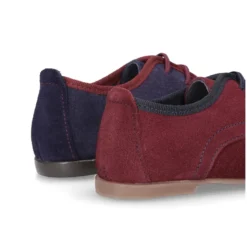 Zapato tipo Blucher de vestir con piso estilizado en piel serraje.