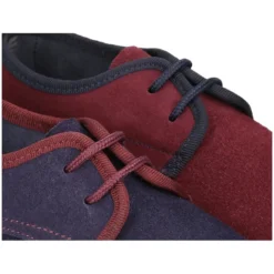 Zapato tipo Blucher de vestir con piso estilizado en piel serraje.