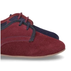 Zapato tipo Blucher de vestir con piso estilizado en piel serraje.