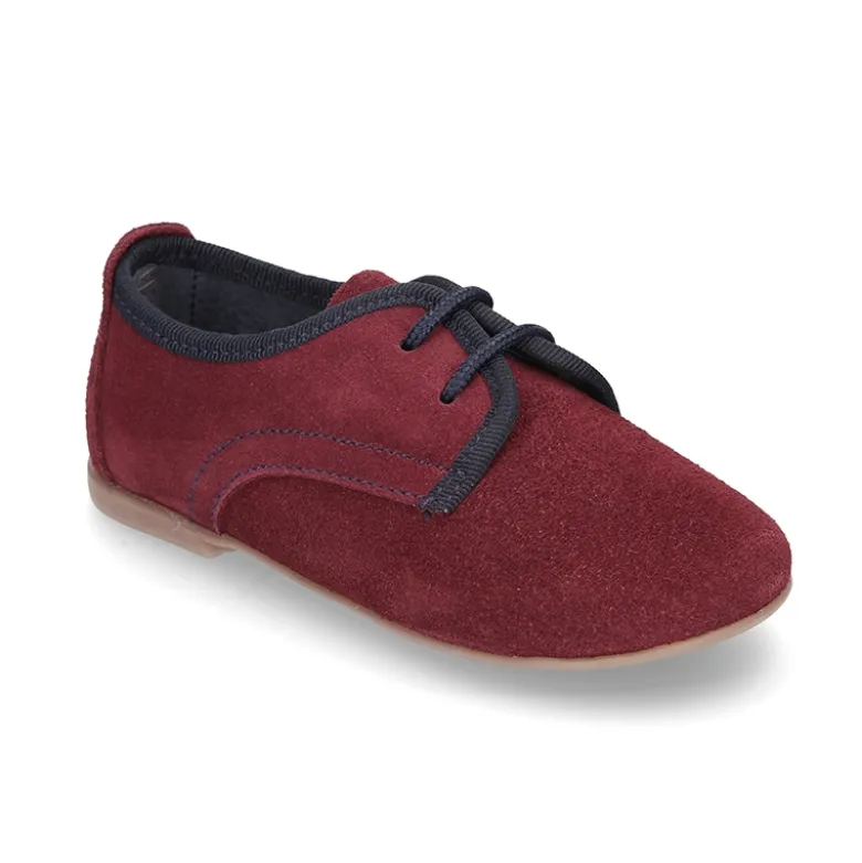 Zapato tipo Blucher de vestir con piso estilizado en piel serraje.