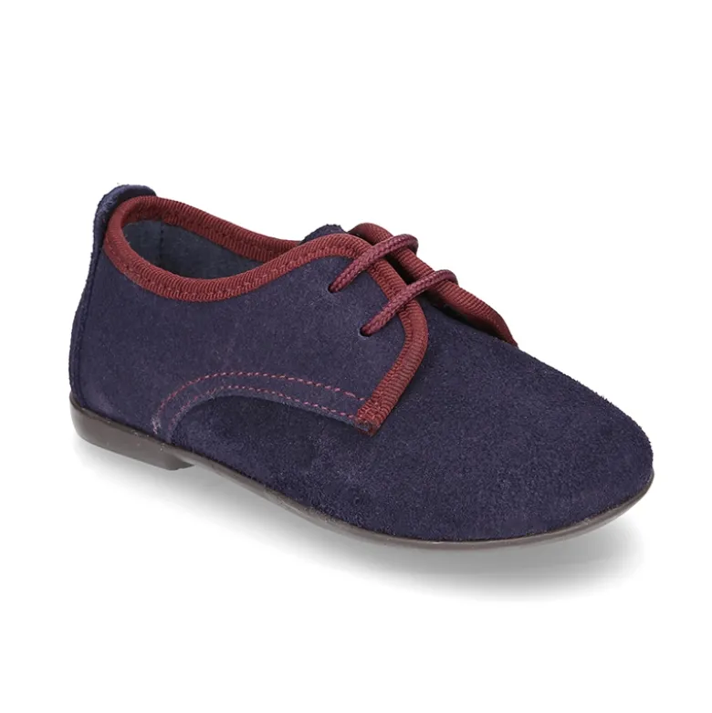 Zapato tipo Blucher de vestir con piso estilizado en piel serraje.