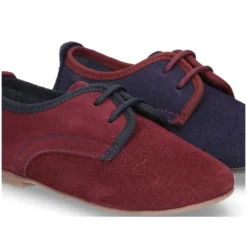 Zapato tipo Blucher de vestir con piso estilizado en piel serraje.