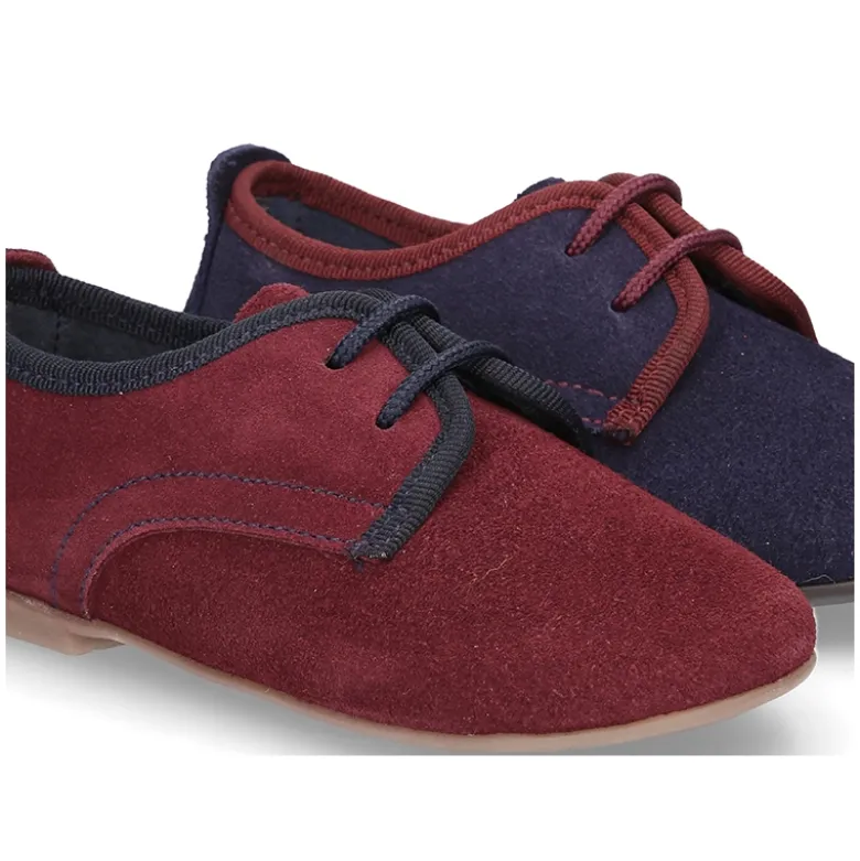 Zapato tipo Blucher de vestir con piso estilizado en piel serraje.