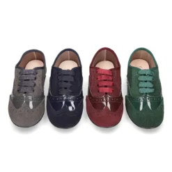 Zapato tipo Blucher niña combinado con lazos en piel serraje y charol.