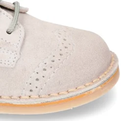 Zapato tipo Blucher niño en colores pasteles con picados en piel serraje.