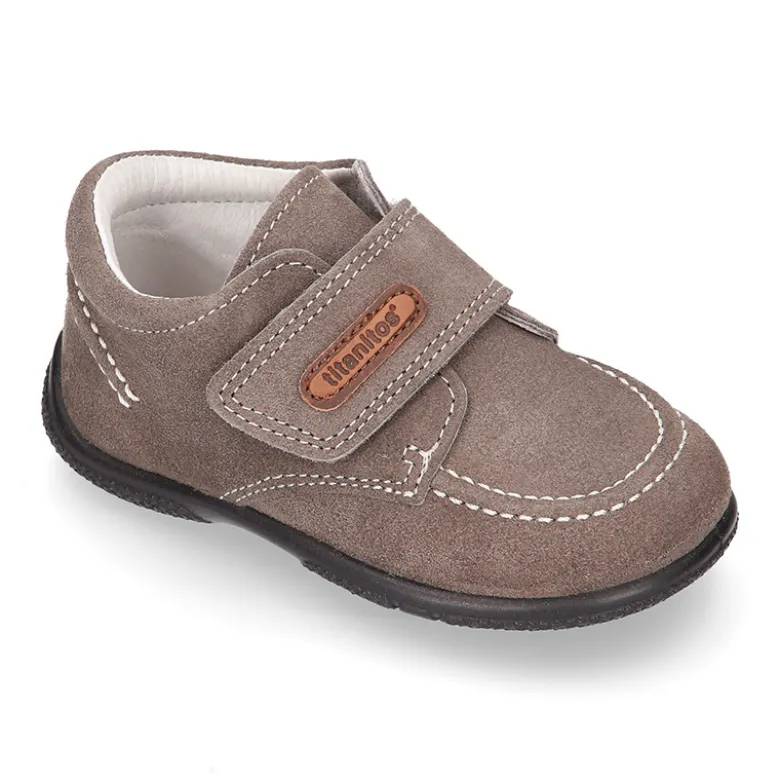 Zapato tipo náutico para peques sin cordones en piel serraje.