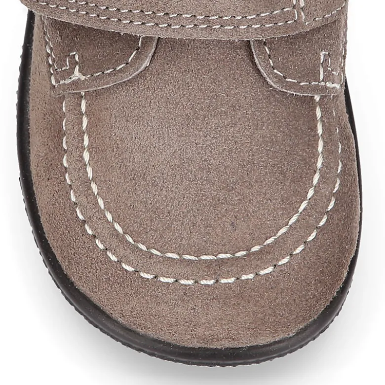 Zapato tipo náutico para peques sin cordones en piel serraje.