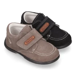 Zapato tipo náutico para peques sin cordones en piel serraje.