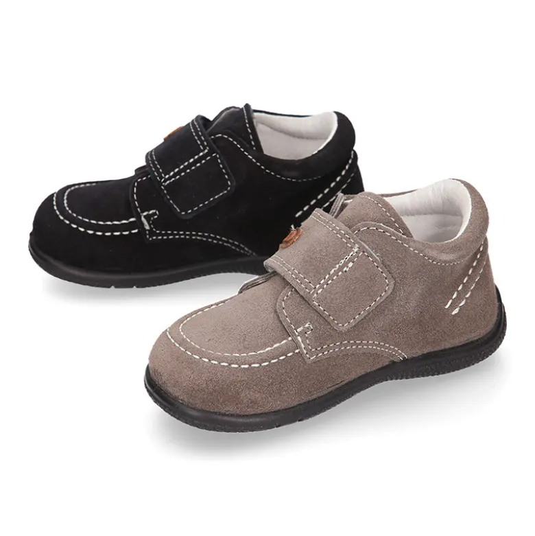 Zapato tipo náutico para peques sin cordones en piel serraje.