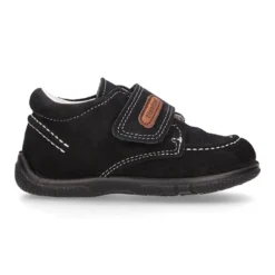 Zapato tipo náutico para peques sin cordones en piel serraje.