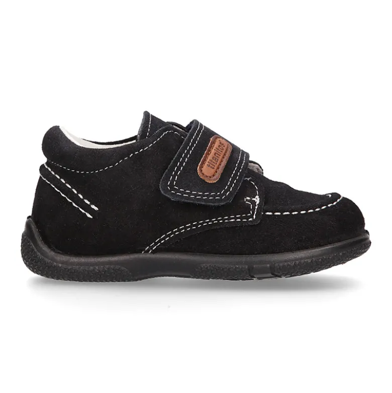 Zapato tipo náutico para peques sin cordones en piel serraje.