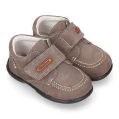 Zapato tipo náutico para peques sin cordones en piel serraje.