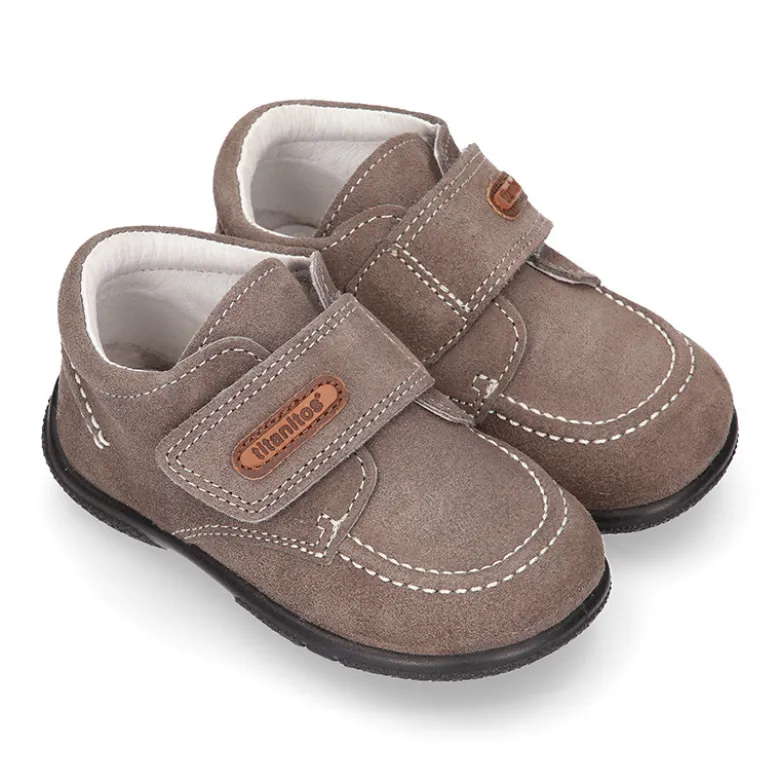 Zapato tipo náutico para peques sin cordones en piel serraje.
