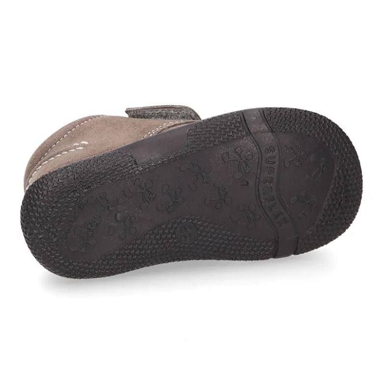Zapato tipo náutico para peques sin cordones en piel serraje.