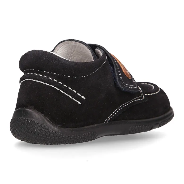 Zapato tipo náutico para peques sin cordones en piel serraje.