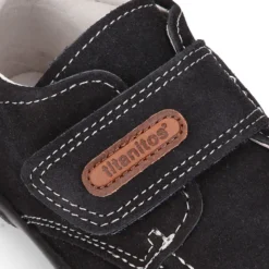 Zapato tipo náutico para peques sin cordones en piel serraje.