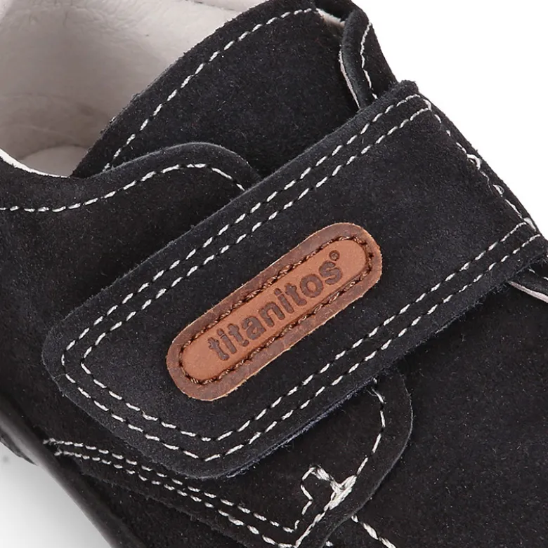 Zapato tipo náutico para peques sin cordones en piel serraje.