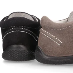 Zapato tipo náutico para peques sin cordones en piel serraje.
