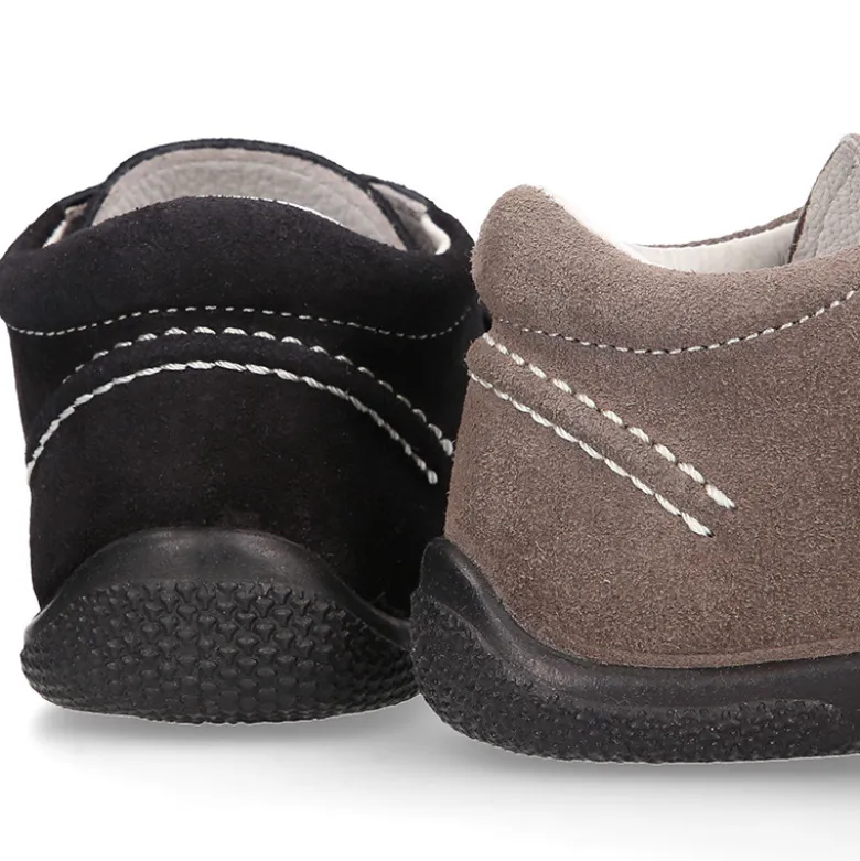 Zapato tipo náutico para peques sin cordones en piel serraje.